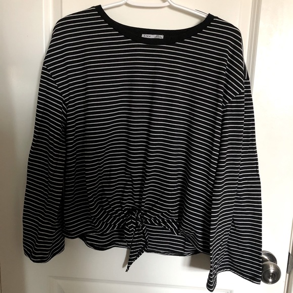 Black and white striped shirt - Picture 1 of 3